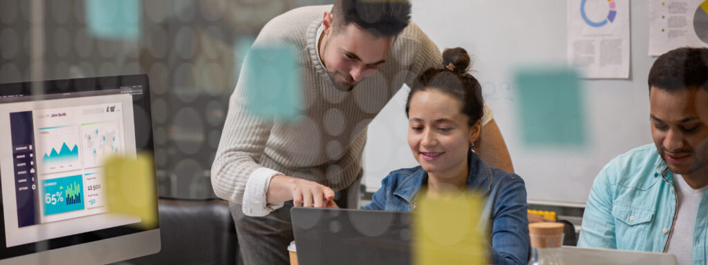 Equipo planeando una estrategia de marketing digital
