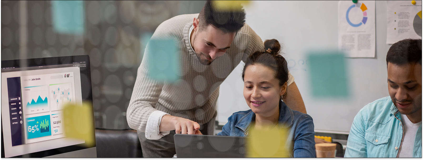 Dos personas discutiendo cómo generar leads de mejor calidad